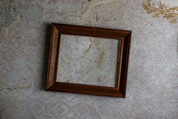 An empty picutre frame